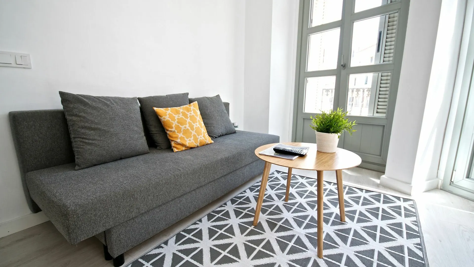 Malaga Urban Rooms 0*,